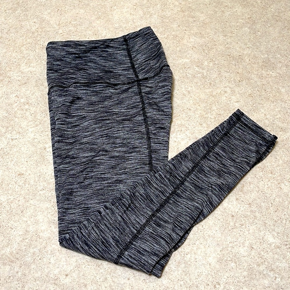 VICTORIA SPORT TOTAL KNOCKOUT TIGHT BLACK/GRAY HEATHER CAPRI LENGTH LEGGINGS
